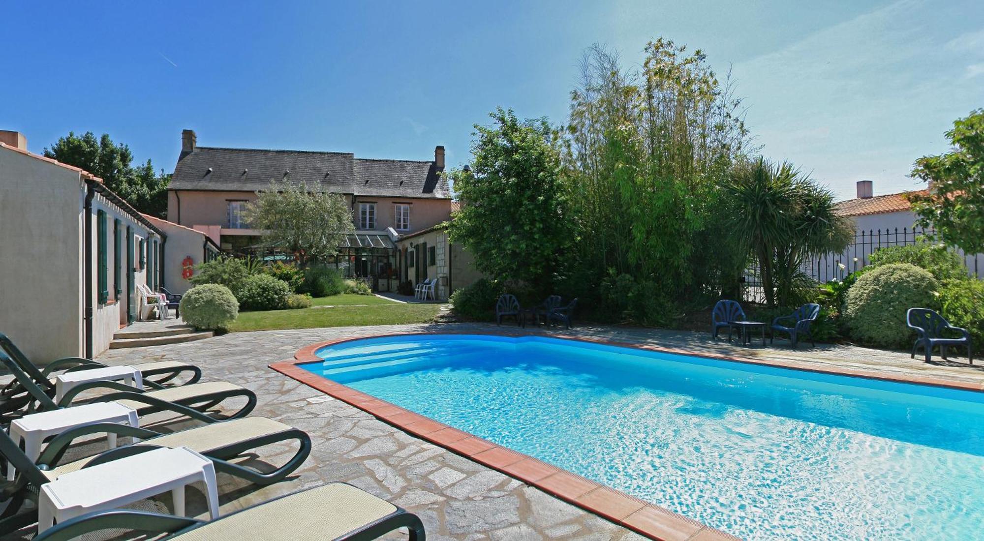 Hotel Domaine Le Martinet, The Originals Relais Bouin  Exterior foto